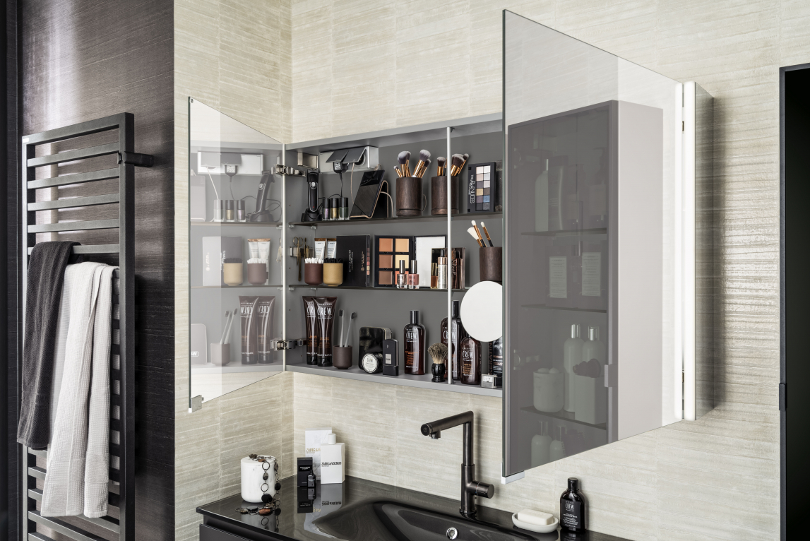 Armoire de toilette ouverte